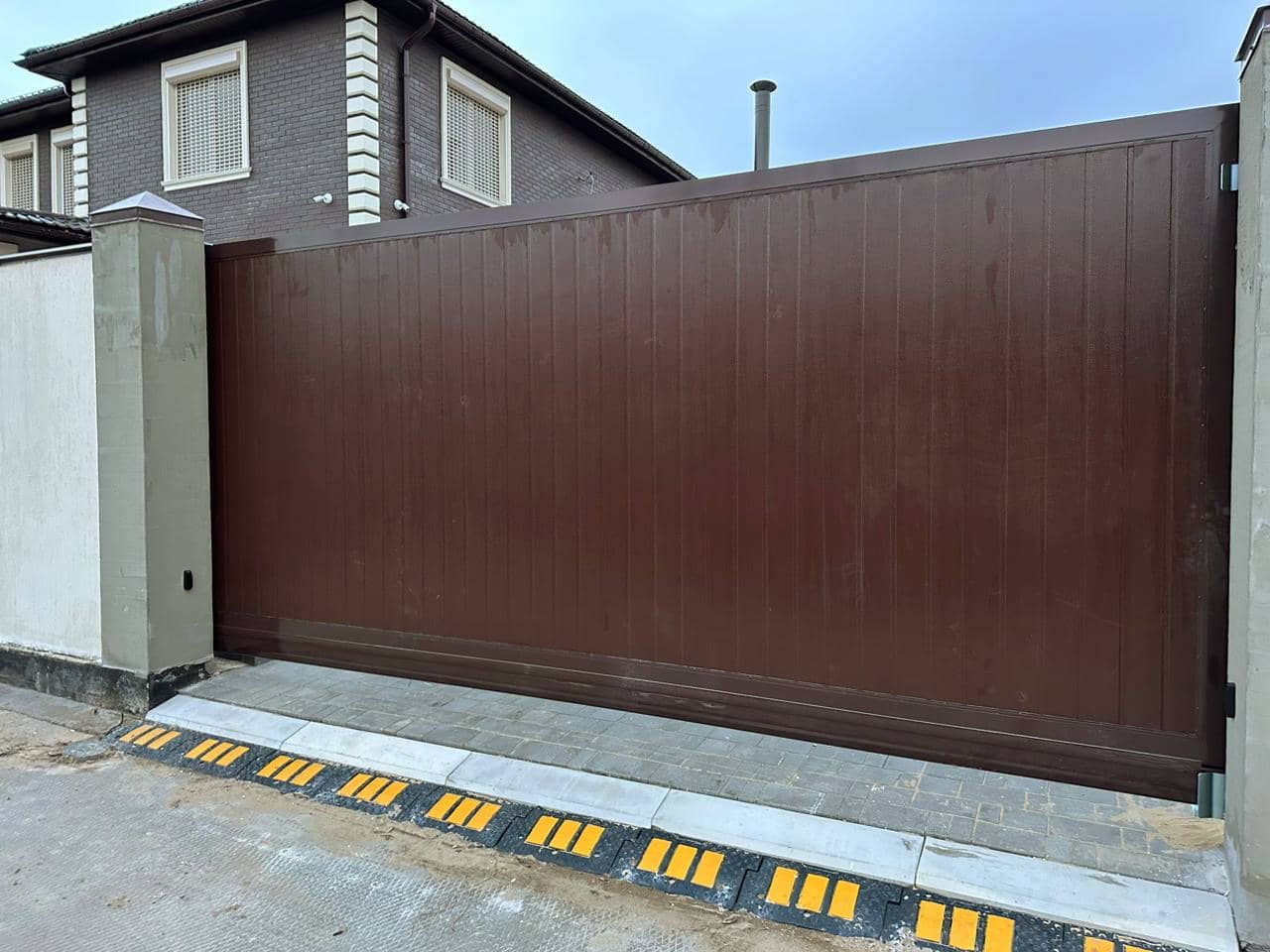 Уличные ворота DoorHan в Нижнем Тагиле с установкой